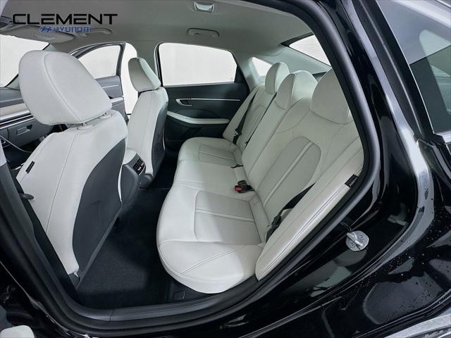 Hyundai Sonata Hybrid Vehicle Full-screen Gallery Image 26