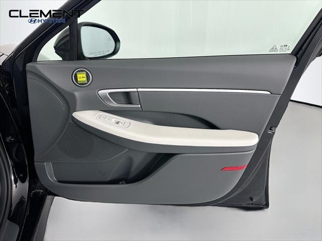 Hyundai Sonata Hybrid Vehicle Full-screen Gallery Image 29