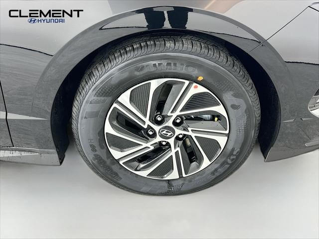 Hyundai Sonata Hybrid Vehicle Full-screen Gallery Image 30