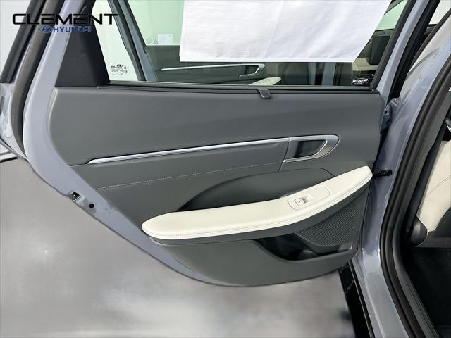 Hyundai Sonata Hybrid Vehicle Full-screen Gallery Image 28