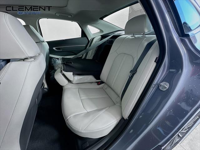 Hyundai Sonata Hybrid Vehicle Full-screen Gallery Image 29