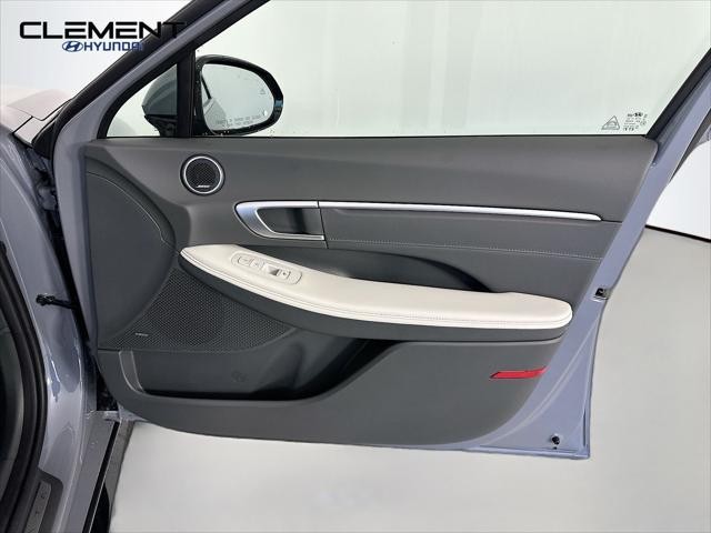 Hyundai Sonata Hybrid Vehicle Full-screen Gallery Image 32