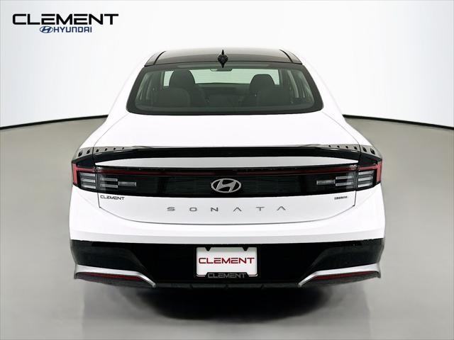 Hyundai Sonata Hybrid Vehicle Full-screen Gallery Image 7