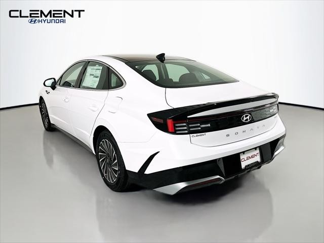 Hyundai Sonata Hybrid Vehicle Full-screen Gallery Image 8