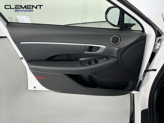 Hyundai Sonata Hybrid Vehicle Full-screen Gallery Image 24