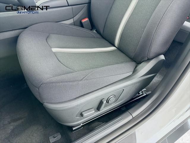 Hyundai Sonata Hybrid Vehicle Full-screen Gallery Image 25