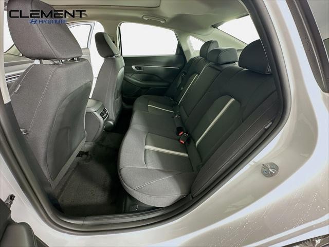 Hyundai Sonata Hybrid Vehicle Full-screen Gallery Image 28