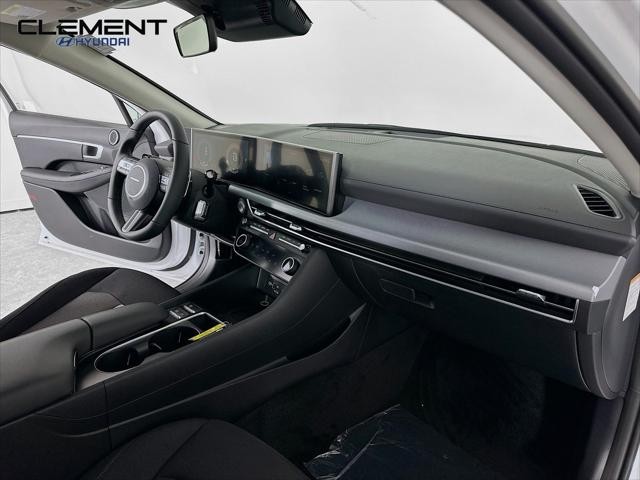 Hyundai Sonata Hybrid Vehicle Full-screen Gallery Image 30