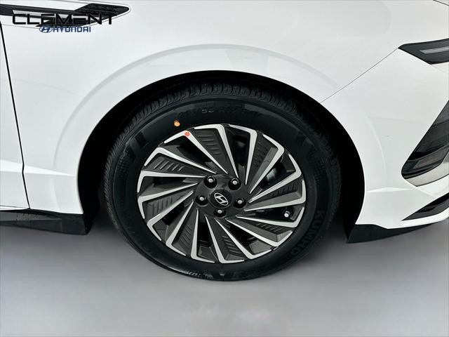 Hyundai Sonata Hybrid Vehicle Full-screen Gallery Image 32