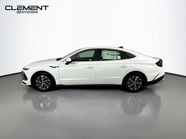 Hyundai Sonata Hybrid Vehicle Full-screen Gallery Image 4