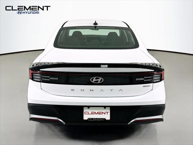 Hyundai Sonata Hybrid Vehicle Full-screen Gallery Image 7