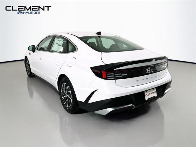 Hyundai Sonata Hybrid Vehicle Full-screen Gallery Image 8