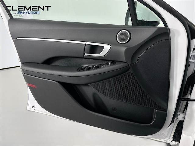 Hyundai Sonata Hybrid Vehicle Full-screen Gallery Image 22