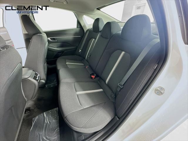 Hyundai Sonata Hybrid Vehicle Full-screen Gallery Image 26