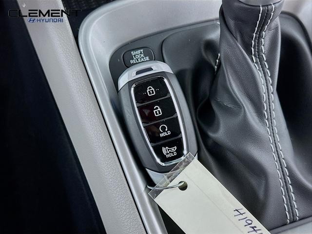 Hyundai Venue Vehicle Full-screen Gallery Image 21