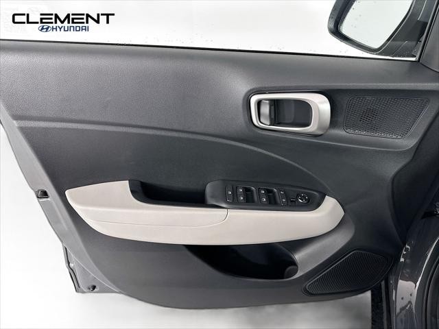 Hyundai Venue Vehicle Full-screen Gallery Image 24