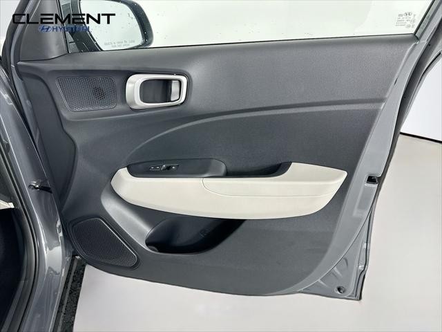 Hyundai Venue Vehicle Full-screen Gallery Image 31