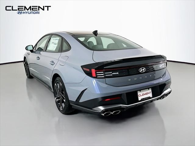 Hyundai Sonata Vehicle Full-screen Gallery Image 8