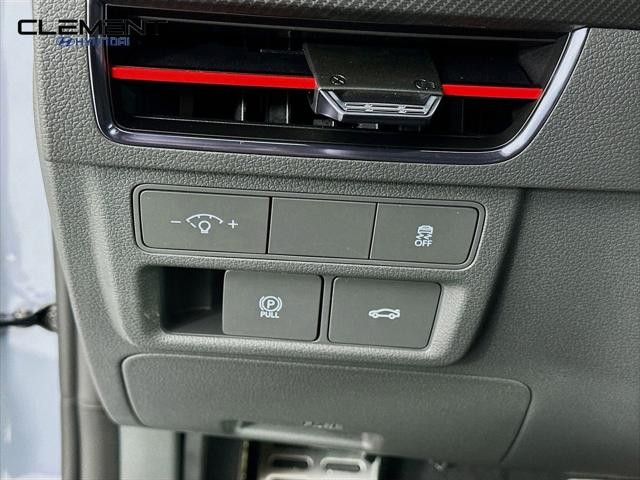 Hyundai Sonata Vehicle Full-screen Gallery Image 12