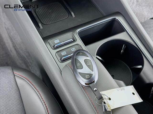 Hyundai Sonata Vehicle Full-screen Gallery Image 21