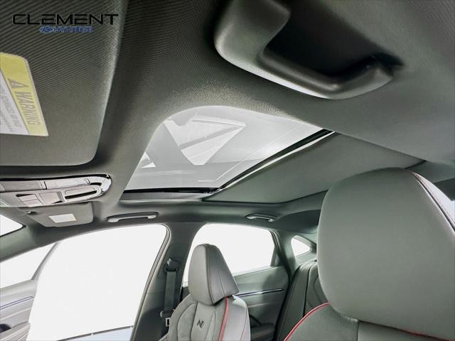 Hyundai Sonata Vehicle Full-screen Gallery Image 22