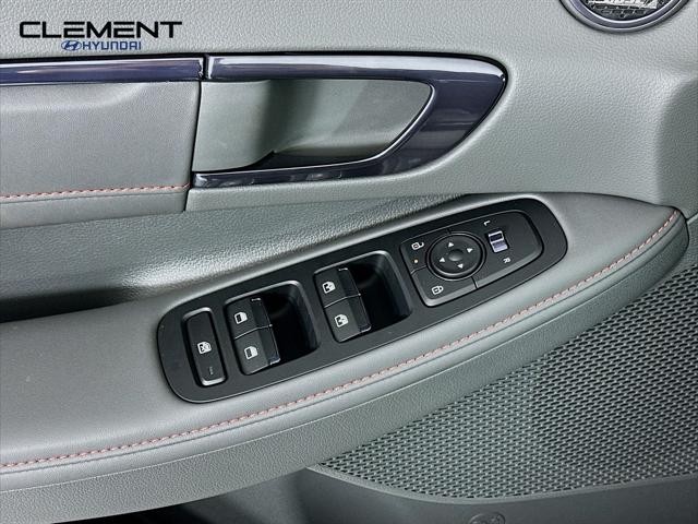 Hyundai Sonata Vehicle Full-screen Gallery Image 24