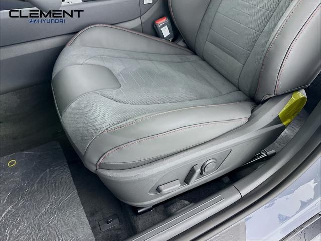 Hyundai Sonata Vehicle Full-screen Gallery Image 26