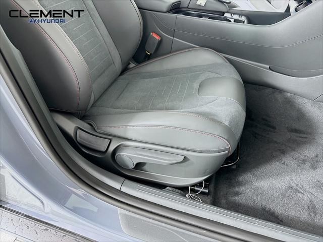 Hyundai Sonata Vehicle Full-screen Gallery Image 30