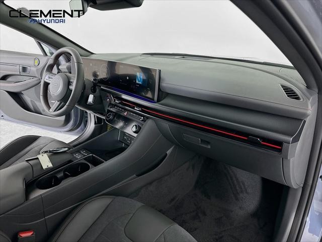 Hyundai Sonata Vehicle Full-screen Gallery Image 31