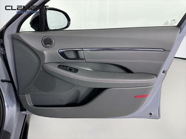 Hyundai Sonata Vehicle Full-screen Gallery Image 32
