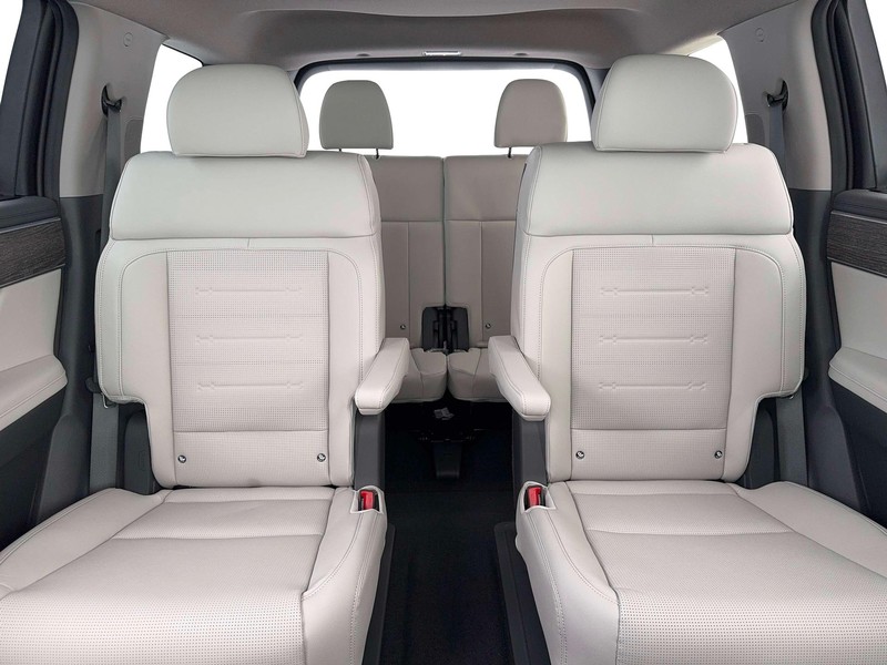 Hyundai Santa Fe Hybrid Vehicle Full-screen Gallery Image 16