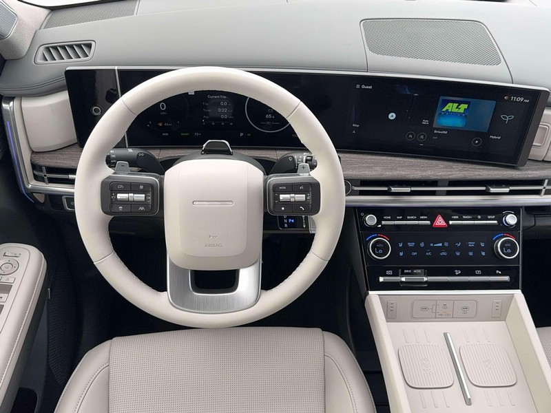 Hyundai Santa Fe Hybrid Vehicle Full-screen Gallery Image 17