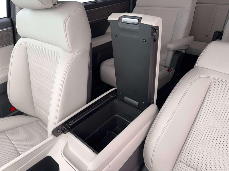 Hyundai Santa Fe Hybrid Vehicle Full-screen Gallery Image 18