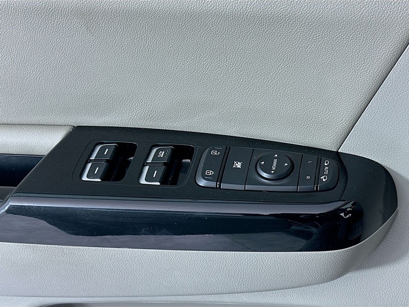 Kia Sportage Vehicle Full-screen Gallery Image 24