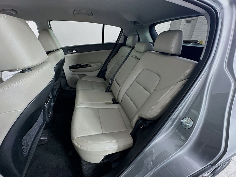 Kia Sportage Vehicle Full-screen Gallery Image 31