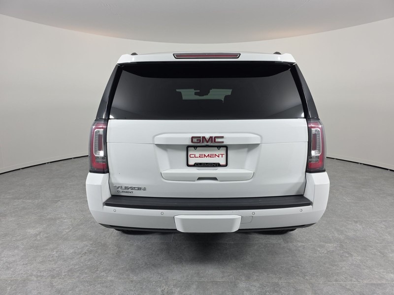 GMC Yukon Vehicle Full-screen Gallery Image 08