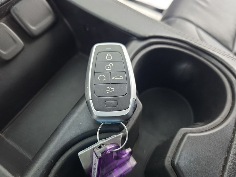 GMC Yukon Vehicle Full-screen Gallery Image 26