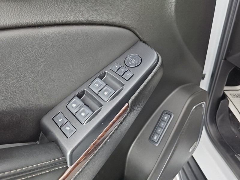 GMC Yukon Vehicle Full-screen Gallery Image 28