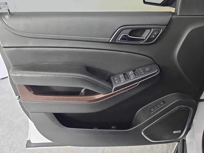 GMC Yukon Vehicle Full-screen Gallery Image 29