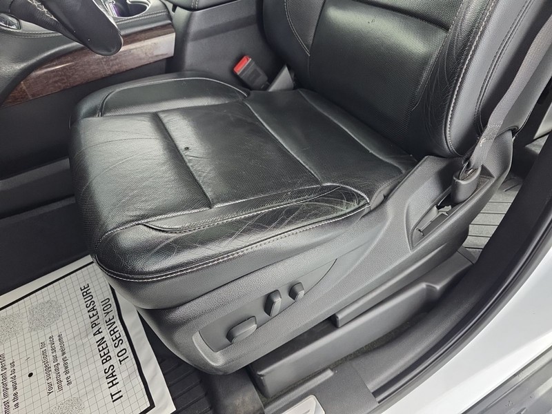 GMC Yukon Vehicle Full-screen Gallery Image 31