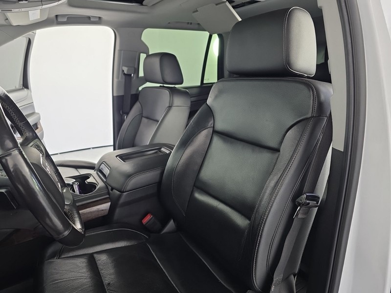 GMC Yukon Vehicle Full-screen Gallery Image 32