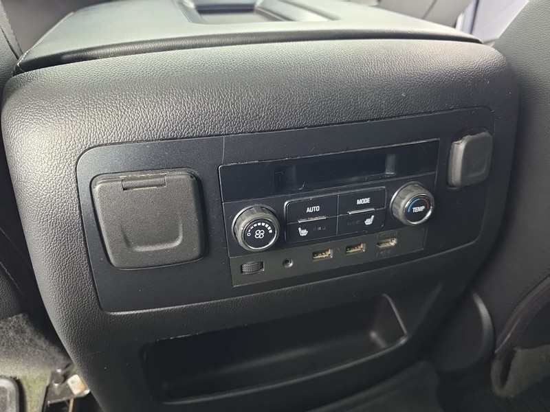 GMC Yukon Vehicle Full-screen Gallery Image 37