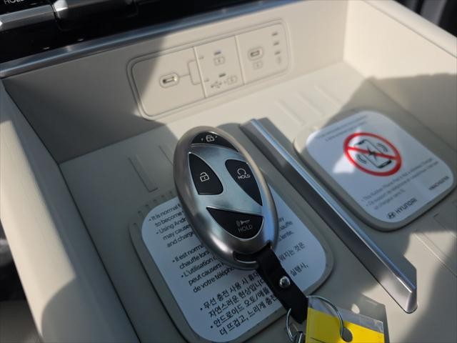 Hyundai Santa Fe Vehicle Full-screen Gallery Image 22