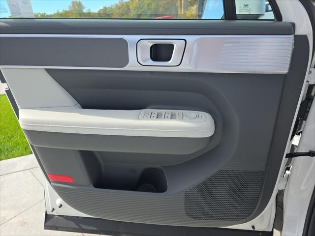 Hyundai Santa Fe Vehicle Full-screen Gallery Image 24