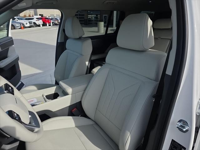 Hyundai Santa Fe Vehicle Full-screen Gallery Image 26