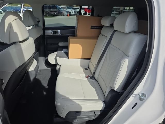 Hyundai Santa Fe Vehicle Full-screen Gallery Image 28