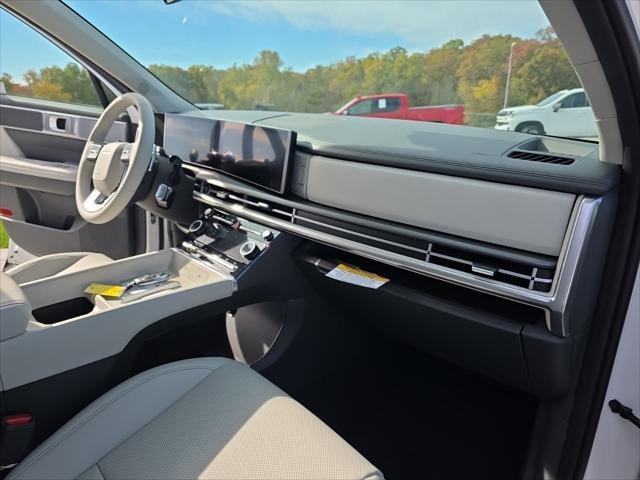 Hyundai Santa Fe Vehicle Full-screen Gallery Image 30