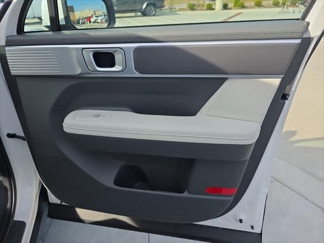 Hyundai Santa Fe Vehicle Full-screen Gallery Image 31