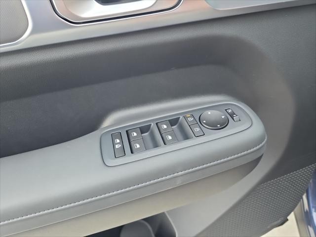 Hyundai Santa Fe Vehicle Full-screen Gallery Image 22