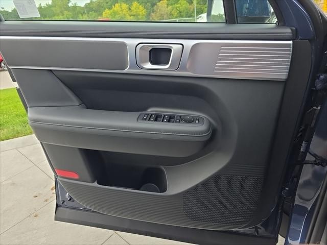 Hyundai Santa Fe Vehicle Full-screen Gallery Image 23